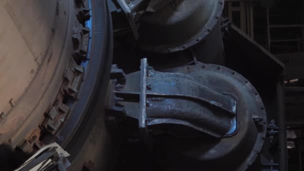 Forno rotativo em uma fábrica de cimento. Partes mecânicas de um forno cilíndrico . — Vídeo de Stock