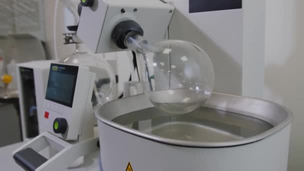 Evaporador rotatorio de vacío en laboratorio químico. Fregadero de matraz giratorio en líquido — Vídeo de stock