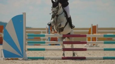Kumlu Parkour binicilik yarışmasında engellerin üzerinden atlamak