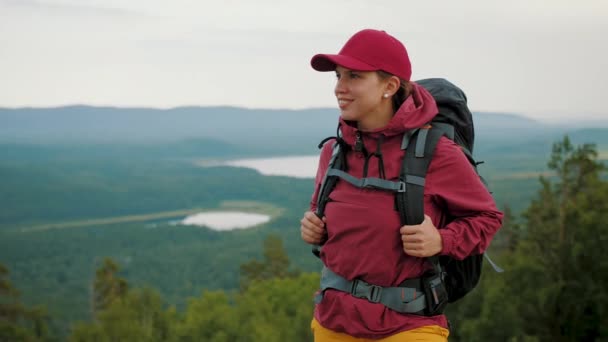 Donna escursionista turista con zaino gode della vista della natura, avventura di viaggio estiva — Video Stock