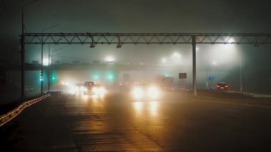 Sisli yolda gece otobanında giden arabalar, gizemli sis sırasında yol trafiği
