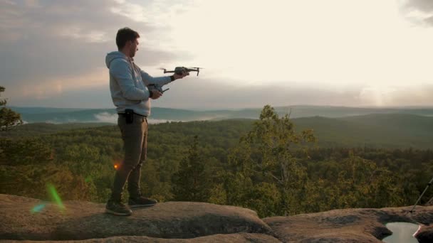 Piloto lançamento drone da mão no céu, aeronaves decolam e voam para cima — Vídeo de Stock