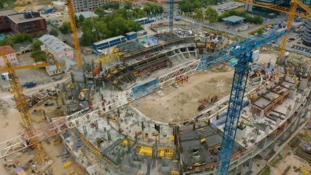 Plano aéreo: en construcción estadio de fútbol o hielo grúas torre arena obras — Vídeo de stock