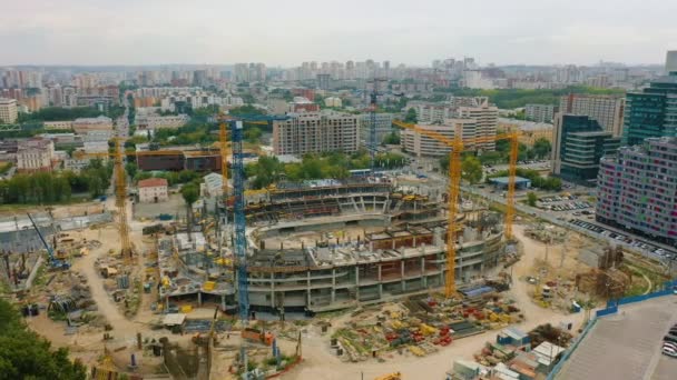 Complexo esportivo de arena de gelo em construção, vista superior, trabalhos de guindastes de torre — Vídeo de Stock