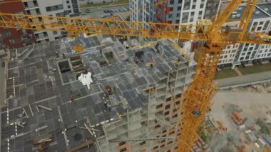 Kule vinç yelkeni inşaat alanındaki malzeme ve ekipmanları kaldırıyor