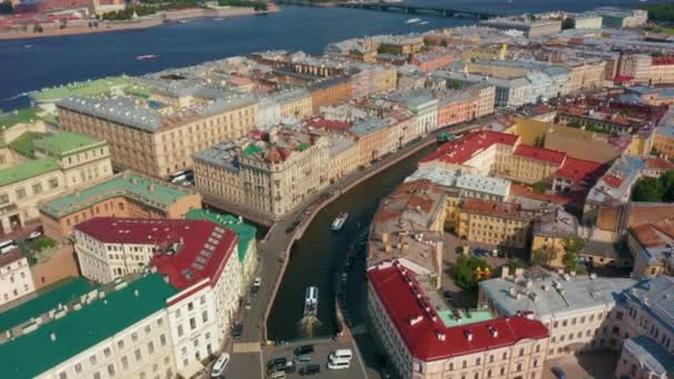 Ciudad San Petersburgo, cruceros navegan a lo largo del canal del río, techos antiguos de edificios — Vídeos de Stock