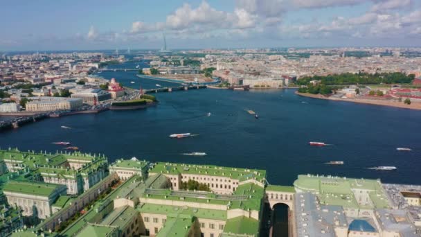 St. Petersburg manzarası: Yolcu gemileri, mimari binaları olan Neva nehri — Stok video