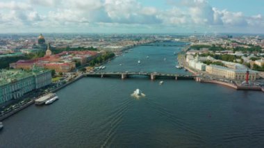 St. Petersburg nehri, yolcu gemileri, köprü, tarihi şehir manzarası.