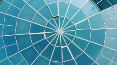 Modern ofis binasının mimari cam kubbesi, yapısal eğimli çatı