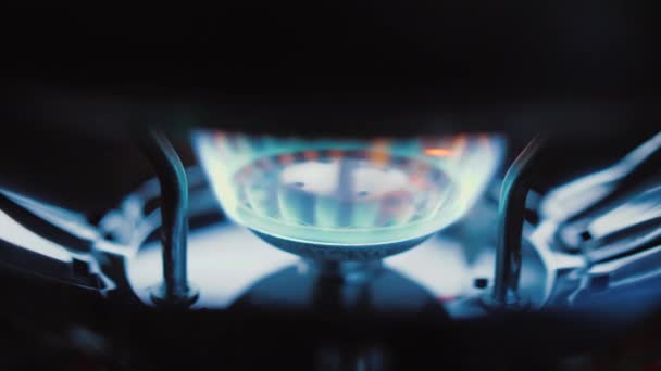 Modrý plamen přenosného turistického plynového hořáku večer, zblízka — Stock video