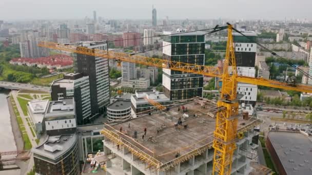 Obras de grúa torre en la obra de construcción, piso de edificio de varios pisos — Vídeo de stock