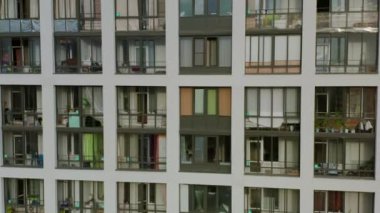 Çok katlı çok katlı apartmanın dış cephesi, pencereli