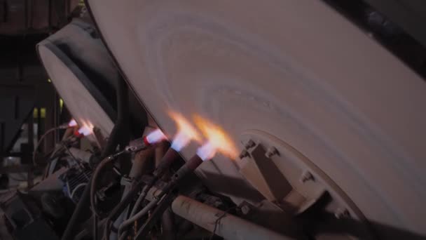 Stor fabrikskvarn roterar och avfyras med gasbrännare, uppvärmd av eld — Stockvideo