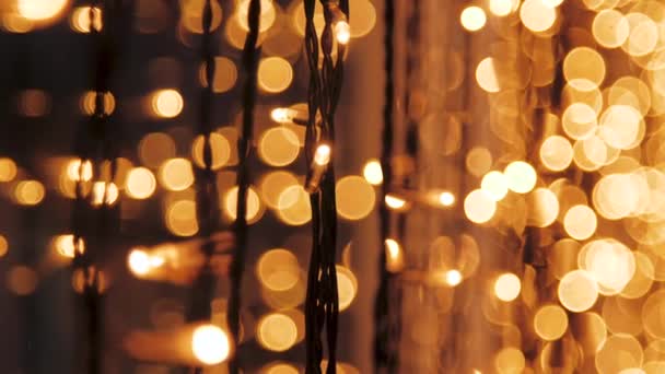Dekoracyjne lampki strunowe wiszą i świecą, vintage girlanda lamp, ciepłe oświetlenie — Wideo stockowe
