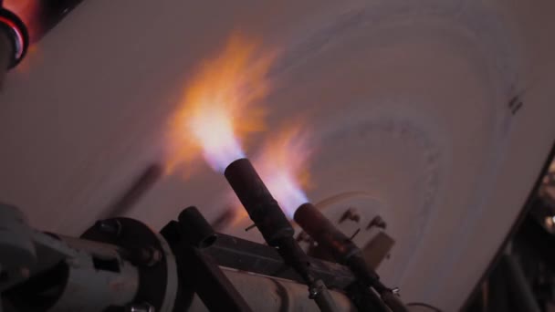 Tovární bruska se otáčí a spaluje plynovým hořákem, průmyslovým procesem — Stock video