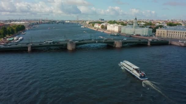 Εναέρια St Petersburg Neva ποταμού, κρουαζιερόπλοια πανί, γέφυρα, ιστορικό αστικό τοπίο — Αρχείο Βίντεο