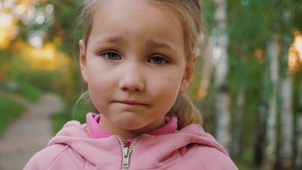 Portret van een verdrietig meisje kijkend naar de camera — Stockvideo