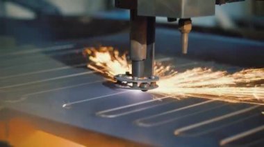 Modern lazer cnc makinesindeki metal levhanın otomatik plazma kesimi