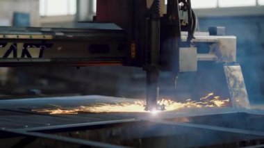 Modern lazer cnc makinesindeki metal levhanın otomatik plazma kesimi