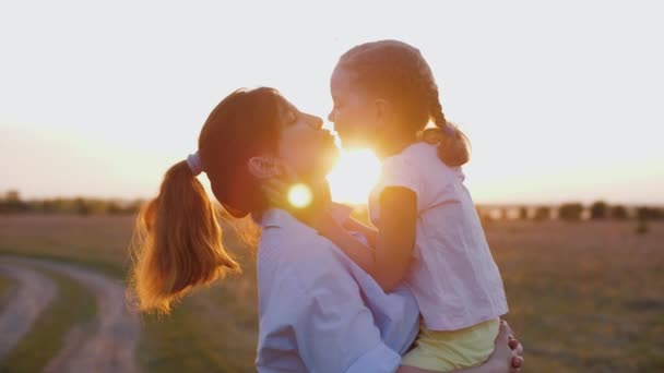 Fiica stând pe mâinile mamelor, sărutându-se și îmbrățișând-o, emoții reale — Videoclip de stoc
