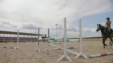 Kumlu Parkour binicilik yarışmasında engellerin üzerinden atlamak