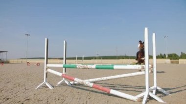 Kumlu parkour binicilik eğitiminde engellerin üzerinden atlamak