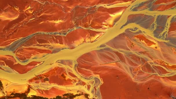 産業用銅亜鉛鉱山から流れる酸性川は環境を汚染する — ストック動画