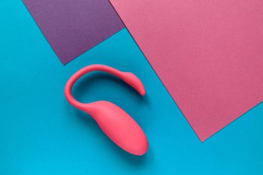 Seks oyuncağı. Renkli arka planda pembe vibratör. Yetişkinler için kullanışlı, seks dükkanı