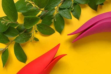 Seks aleti. Sarı arka planda iki vibratör. Yetişkin için kullanışlı