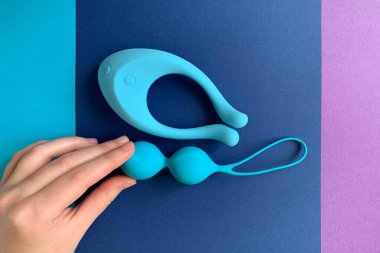 Seks oyuncakları. Vibratör ve Ben Wa Ball renkli bir arkaplanda. Seks dükkanı ve yetişkinler için kullanışlı.
