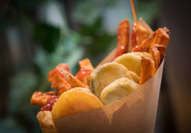 Kızarmış sebze yemeği. Yakından al.