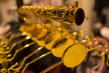 giysiler için altın güzel parlak askıları