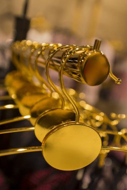 giysiler için altın güzel parlak askıları