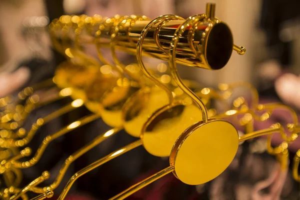 giysiler için altın güzel parlak askıları