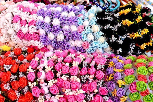 saç süsleri, boncuklar ve zincirler.