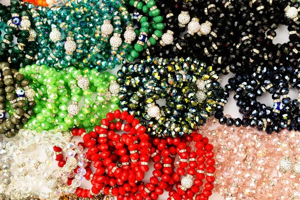 saç süsleri, boncuklar ve zincirler.