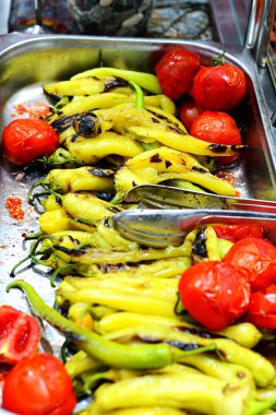 Tatlı çeşnili meyveli fındıklı meyve kurutulmuş salata sebzeleri.