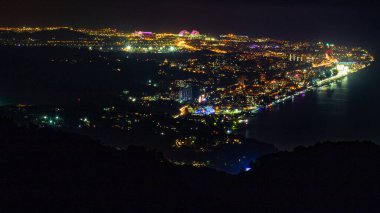 Akhun Dağı 'ndan Sochi Adler Dağı' na ve Olimpik Park 'a gece görüşü.         .