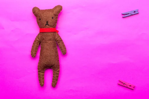 Handgemaakte teddybeer geïsoleerd op roze achtergrond — Stockfoto
