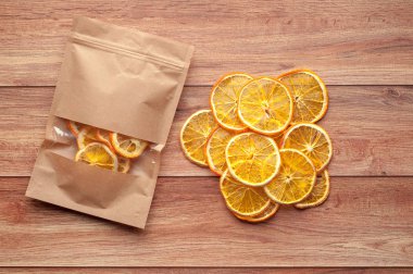 Sağlıklı atıştırmalık. Rustik ahşap arka planda ev yapımı susuz turuncu cips