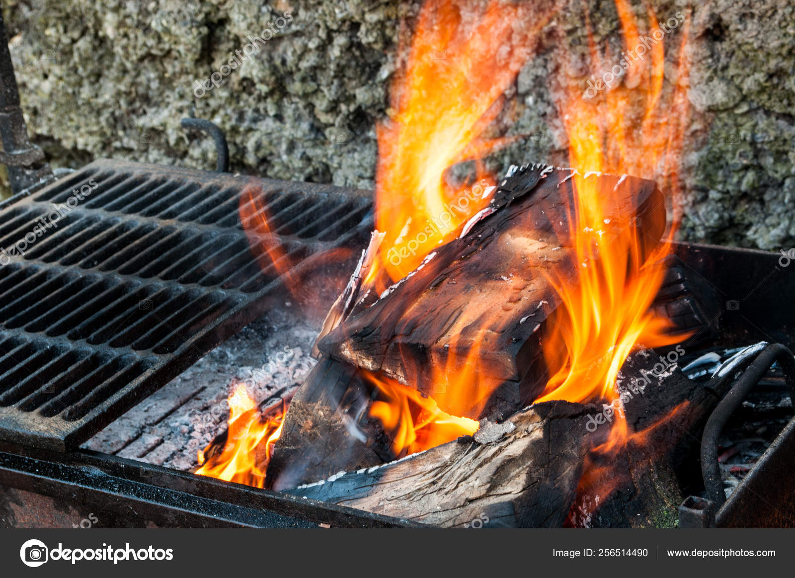 Chama Brilhante De Madeira Queimada Na Grelha Antes De Cozinhar Carne Na Grelha Stock Photo C Captannyj 256514490