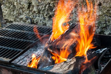 Izgara üzerinde et pişirmeden önce, ızgara da yanan odun Parlak alev.