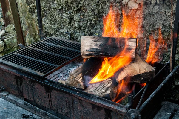Helle Flamme brennenden Holzes im Grill, vor dem Kochen Fleisch auf dem Grill. — Stockfoto