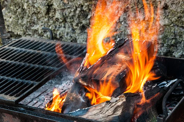 Helle Flamme brennenden Holzes im Grill, vor dem Kochen Fleisch auf dem Grill. — Stockfoto