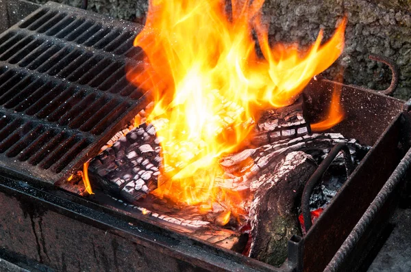 Helle Flamme brennenden Holzes im Grill, vor dem Kochen Fleisch auf dem Grill. — Stockfoto