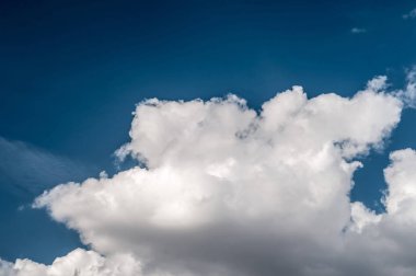 hava berrakmavi gökyüzü hava arka plan üzerinde kabarık beyaz bulut. yüksek kontrast
