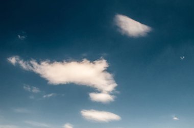 Hava açık mavi gökyüzü arka planında beyaz bulut. yüksek karşıtlık