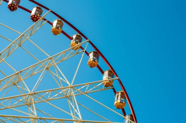 Mavi gökyüzü arka planında dönme dolap