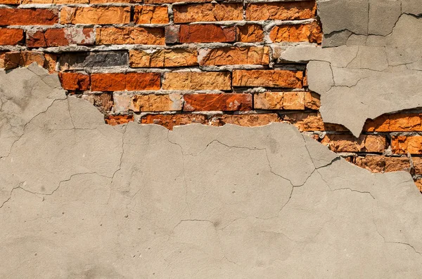 Vieja pared de ladrillo con yeso caído. Fondo de textura de pared de ladrillo crack — Foto de Stock