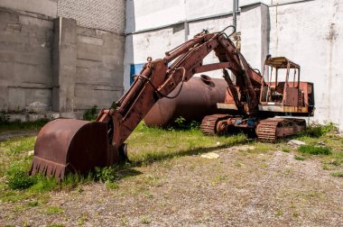 eski kırık paslı ekskavatör. terk edilmiş ekskavatör
